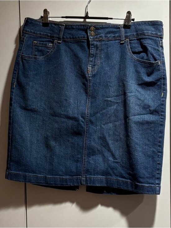 Dresses & Skirts - Mini Skirt size 14